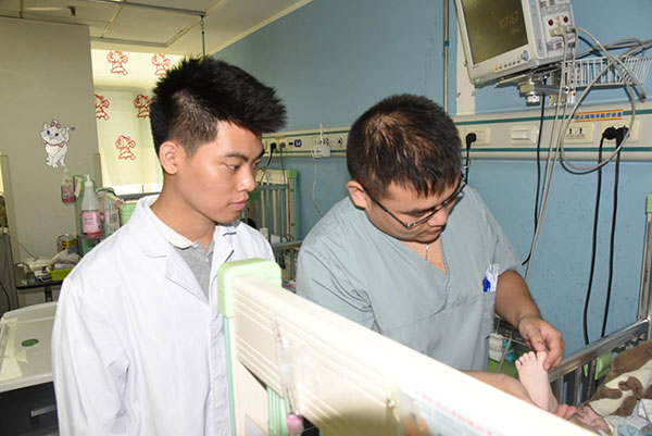 huyiqun.jpg 我目睹了重症医学室一大早开始集体查房